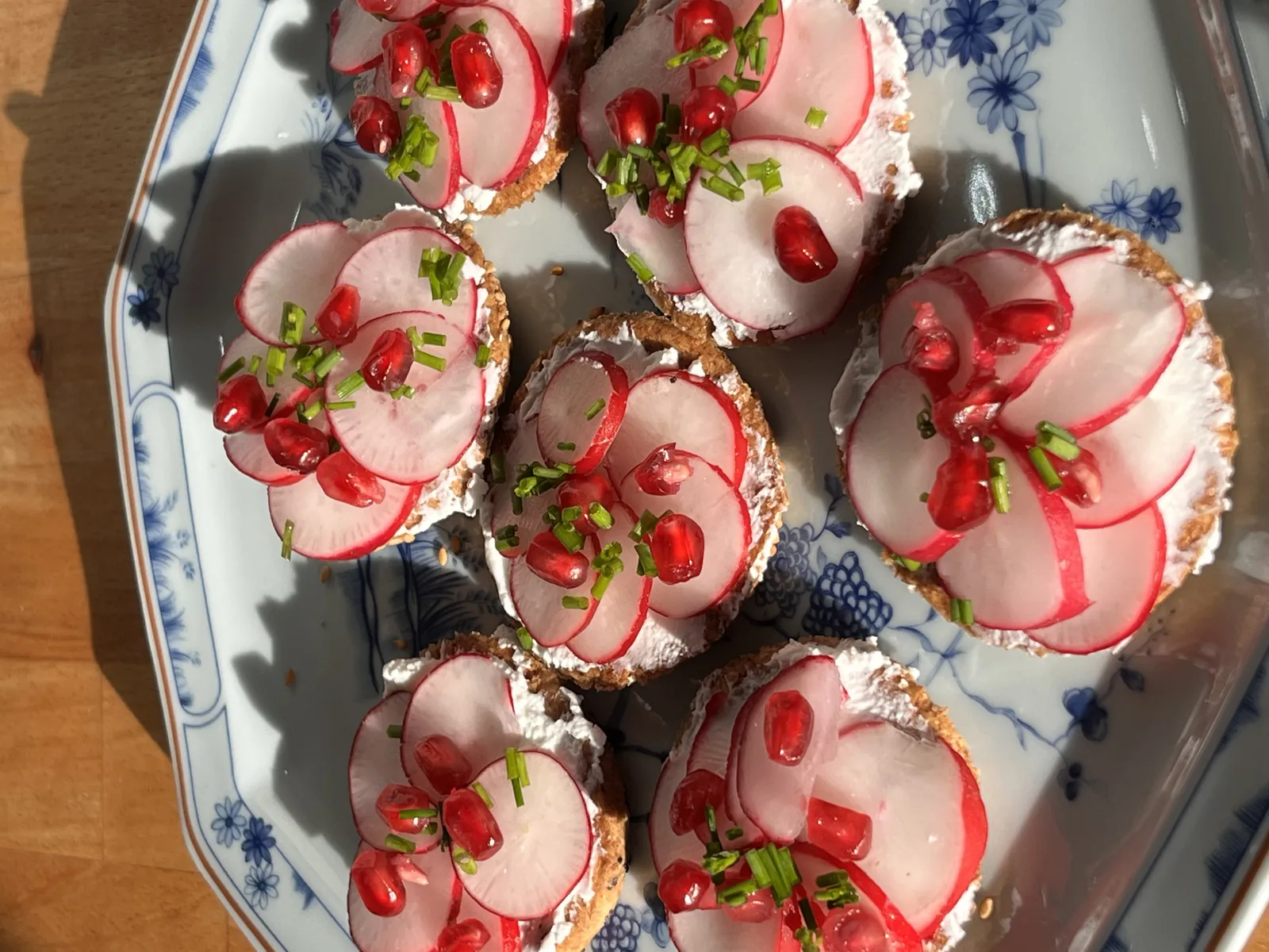 Bouchées croquantes chèvre, radis, grenade, recette minceur de Laurence