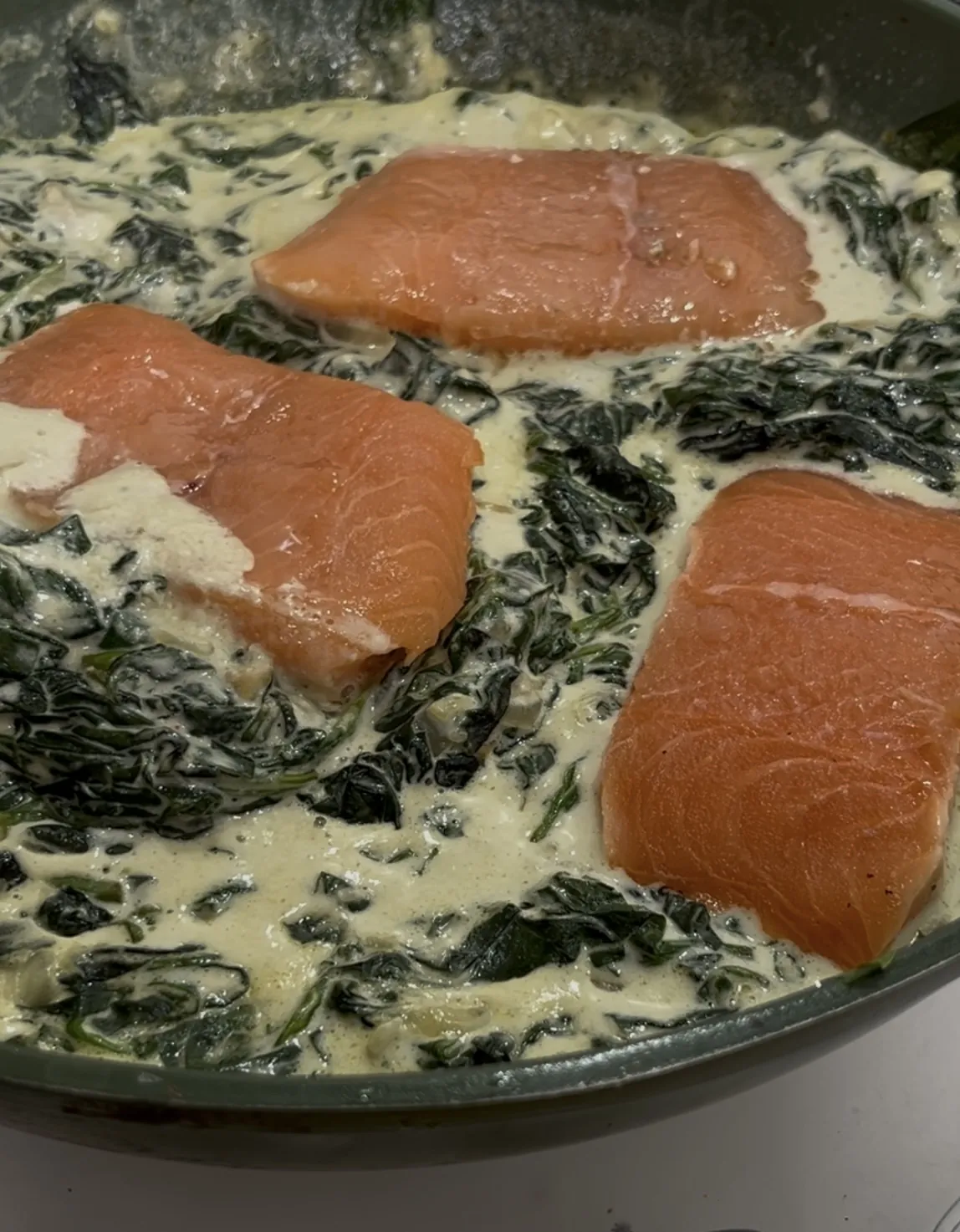 Filets de saumon dans le plat d'épinards, photo de la recette