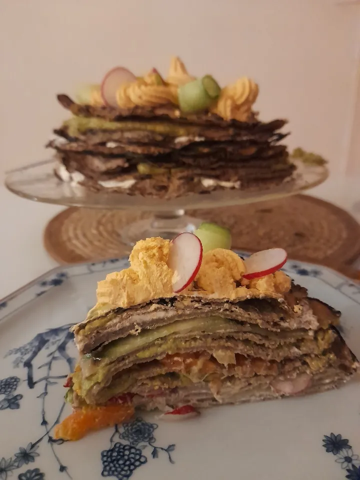 Gâteau de crêpes au saumon et crudités, photo de la recette